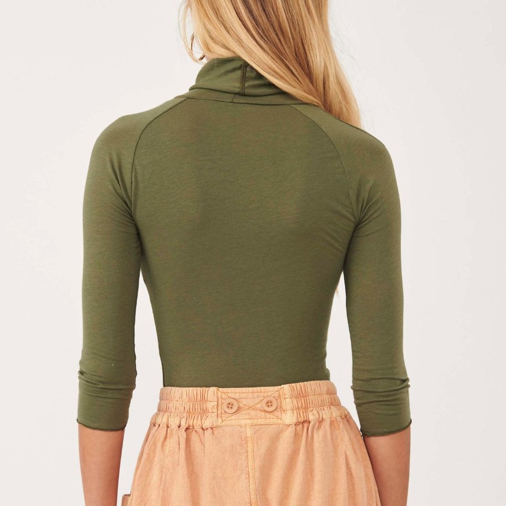 đLAST CHANCEđ NWT Free People Modern Turtleneck Top / Adventurer - Picture 3 of 6